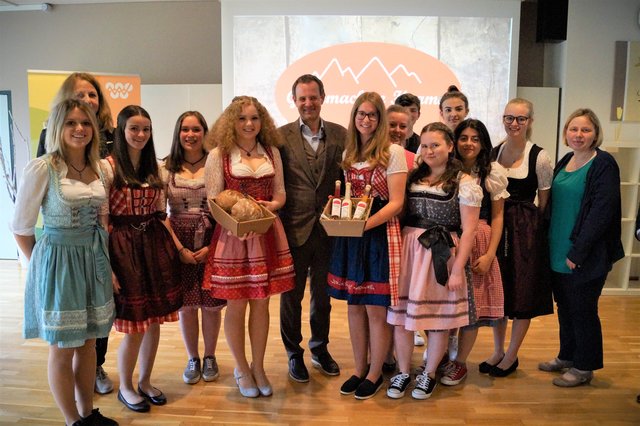 Schülerinnen der HLW Kufstein starteten mit regionalen Produkten zur erfolgreichen Junior Company durch. Viel Lob gab es vom WKO-Vizepräsidenten Mag. Manfred Pletzer (Mitte). Ganz rechts im Bild Projektleiterin und Coach Mag. Georgia Steinbrugger.  
