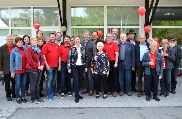 Bettina Vollath mit dem Team der SPÖ Ligist. 