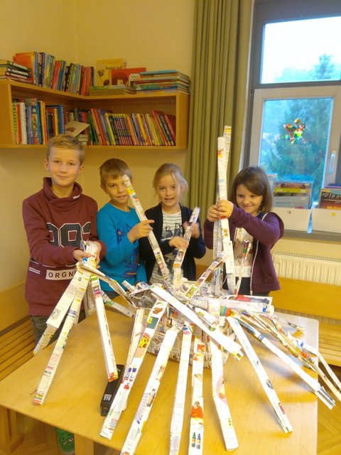 Upcycling: Aus Altpapier wird hier in der VS Ponfeld ein Papierkorb geflochten | Foto: KK