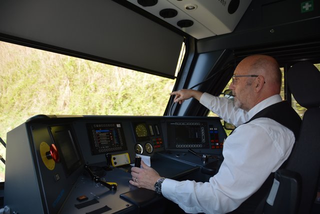 Michael Heussler an seinem Arbeitsplatz als Lokführer der Mariazellerbahn.