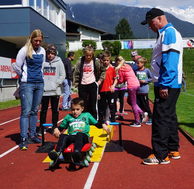 Highlight - Veronika Halder stellt ihre Sportart - das Rodeln - vor und die Kids sind mit Feuereifer dabei | Foto: ASVÖ Tirol