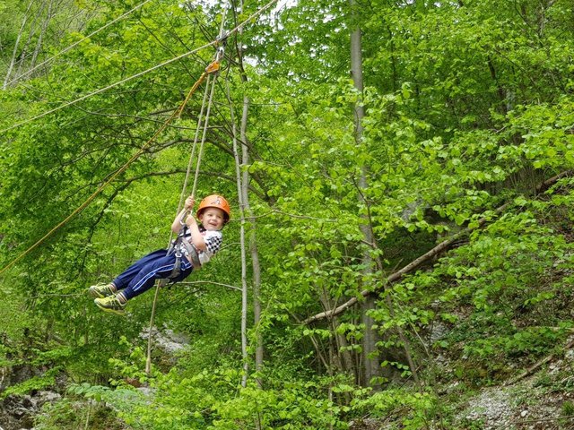 Felix ist noch keine vier Jahre jung. Er genoss den Flug am 'Flying Fox'. | Foto: Regina Hrbek/Naturfreunde Hirschwang-Reichenau