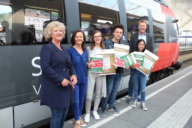 Die Sieger des Wettbewerbs: Clara Bogner (Privatgymnasium der Herz-Jesu-Missionare Salzburg), Altin Ibrahimi (NMS Saalfelden Stadt), Glenda Lou Peralta (NMS Goldenstein Elsbethen) nut Astrid Leitner (Bildungsdirektion für Salzburg, Abteilung Verkehrs- und Mobilitätserziehung), Gerlinde Ecker (Klimabündnis Salzburg), Hannes Rohrmoser (ÖBB-Personenverkehr AG)