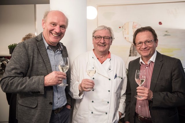 Bei einem Glas steirischen Wein und einem köstlichen Buffet von Spitzenkoch Willi Haider (Mitte) lies man die Gespräche Revue passieren und den Abend gemütlich und kulinarisch ausklingen. | Foto: Christian Jungwirth