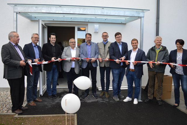 Zahlreiche Funktionäre aus Timelkam feierten mit den Bewohnern die Schlüssleübergabe der neuen IPB-Wohnhausanlage.