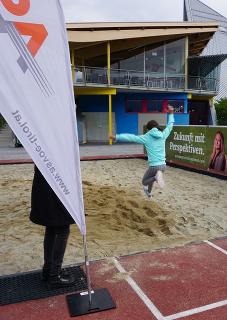 Eine Teilnehmerin beim eleganten Sprung in die Sandgrube des Gurgltalstadions | Foto: ASVÖ Tirol