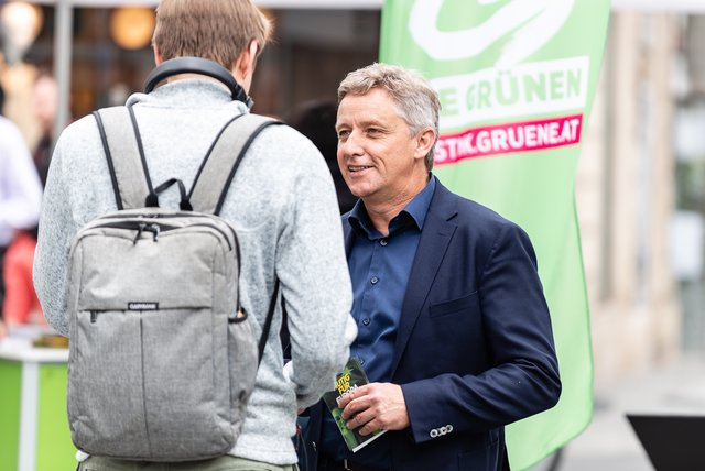 Lambert Schönleitner sprach über aktuelle Themen aus dem Bezirk. | Foto: podesser.net