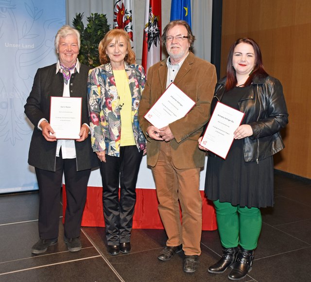 LRin Beate Palfrader (Mitte) gratuliert den Geehrten aus dem Bezirk Kitzbühel: Karin Ralser, Johannes Hofinger und Michaela Hofinger (v. li.). | Foto: Land Tirol/Sax