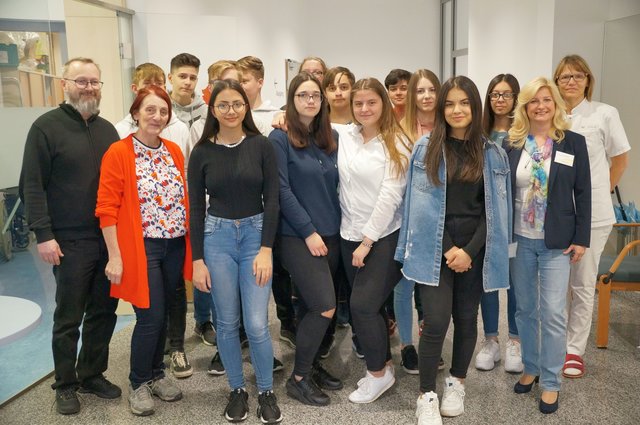 Schüler/innen der PTS Baden mit ihren Lehrkräften Werner und Andrea Kopriva (links) zu Besuch auch im NÖGKK-Physikoambulatorium in Baden mit Brigitte Simon und Bernadet Putz (beide rechts im Bild) | Foto: NÖGKK