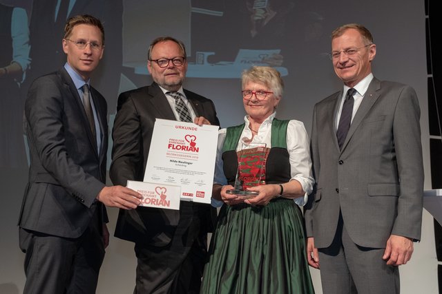 BezirksRundschau-Chefredakteur Thomas Winkler, OÖ Versicherungsgeneraldirektor Josef Stockinger, Schärdings Bezirkssiegerin Hilde Neulinger und Landeshauptmann Thomas Stelzer.