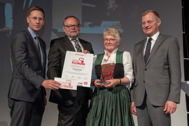 BezirksRundschau-Chefredakteur Thomas Winkler, OÖ Versicherungsgeneraldirektor Josef Stockinger, Schärdings Bezirkssiegerin Hilde Neulinger und Landeshauptmann Thomas Stelzer.  | Foto: BRS