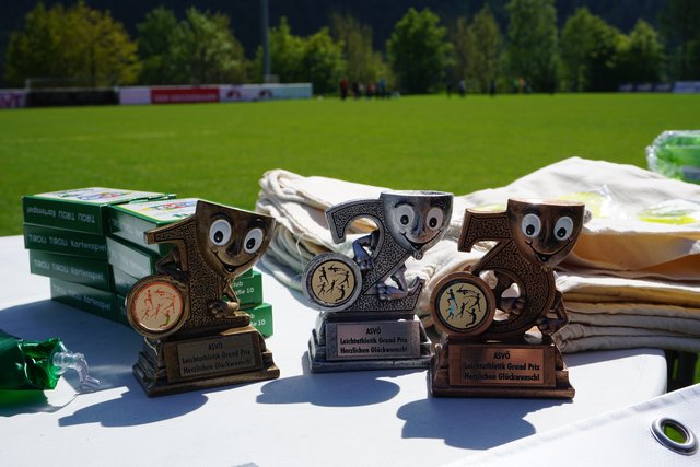 Pokale und tolle Sachpreise der Tiroler Versicherung warten auf die sechs Besten eines jeden Jahrgangs