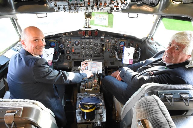 Pilot und Co-Pilot. Ing. Thomas Feier (BFI) mit Hans Köstner, dem Gründer und unermüdlichen Motor der Initiative „Freunde für Freunde“ in einem Cockpit der Nova-Air. Fotos: Rappitsch