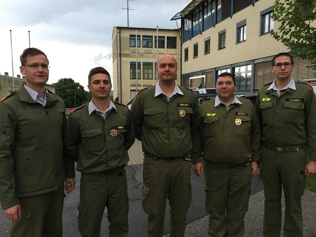 Die „Goldenen Jennersdorfer“ Oliver Binder, Daniel Neubauer und Alfred Gratzer (2. bis 4. von links) mit Abschnittsinspektor Michael Janosch (links) und Andreas Tamweber (rechts). | Foto: Bernhard Hirczy