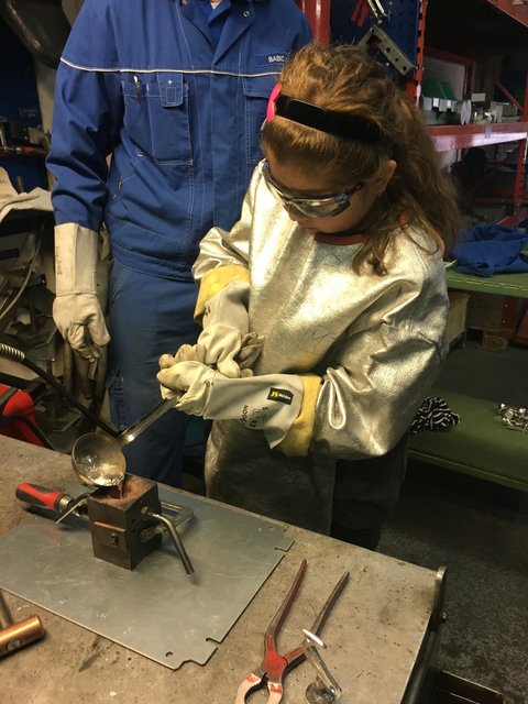 Die Schüler durften selbst Aluminium gießen.