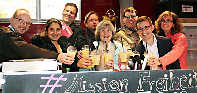 Bei Lakhis Foodtruck gibt es am 24. Mai eigens kreierte „Freiheit-Lassis“. V.l.n.r.: Bruder Bernd (Pfarre St. Andrä), Lakhi (lucky food), Johannes Wiedecke (Programmkoordination Lange Nacht der Kirchen), Stephan Höllwerth (Musikalische Leitung Bruckners ‚Te Deum‘), Künstlerin Elisabeth von Trapp, Operntenor Peter Sonn, Dominik Elmer (Coworking Space ‚Mirabell 5‘/Citypastoral) und Aleksandra Nagele (Fuckup Nights Salzburg).