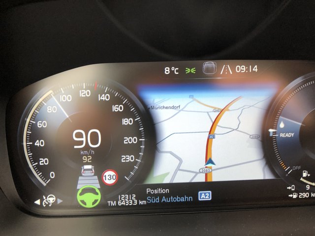 Das grüne Lenkradsymbol zeigt an: Das Auto lenkt selbst.