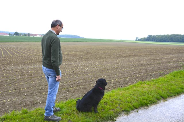 Gute Laune bei schlechtem Wetter. Bauernbund-Obmann Anton Hieger zeigt sich erfreut über die lange Regenperiode.
