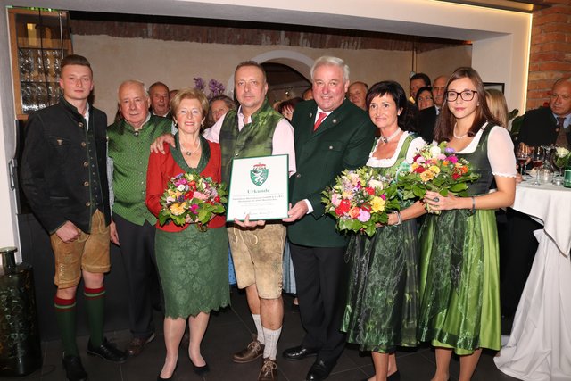 Der Familie Hochstrasser wurde von LH Hermann Schützenhöfer das Landeswappen überreicht.