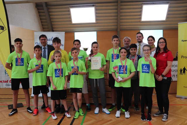 Platz zwei Im Floorball für die NMS Kalsdorf, das Organisationsteam gratulierte. | Foto: Edith Ertl