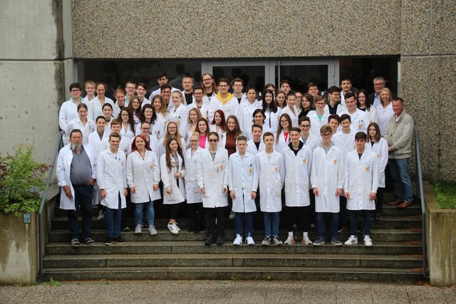 Ein Projektteam aus Schülern der Klassen 3AHCIC, 3BHCIC und 3CHCIC der HTBLA Wels analysierte unter Anleitung ihrer Lehrer Markus Eibl, Harald Baumgartner, Beatrix Kögler und Rainer Schöftner 72 Sandkistenproben aus ganz Oberösterreich auf Gefahrenstoffe.