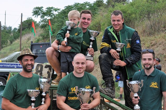Das erfolgreiche Team: Wilmont Pinter, Stefan Kozak, Pascal Lechner (vorne v.l.), Juniorfan Alexander Kozak, Clemens Weninger und Manuel Weninger  (hinten v.l.) | Foto: Team Kozak/Hasch