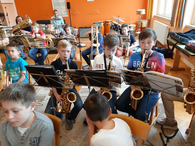 Durch das gemeinsame Musizieren wird bei den Kindern Interesse an Musik geweckt und die Klassengemeinschaft gestärkt