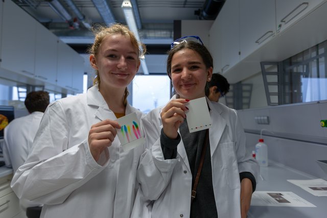 Zum Thema Chemie in der Küche ging es für die Schüler ins Labor des Fachbereichs Chemie und Physik der Materialien. Dort experimentierten sie u.a. mit Lebensmittelfarben zum Thema Chromatographie. | Foto: Stadt Salzburg/J. Knoll