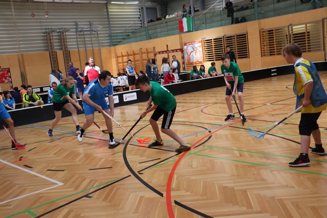 Erst beim Floorball-Penaltyschießen unterlag Kalsdorf (grün) dem Team aus Italien. | Foto: Edith Ertl