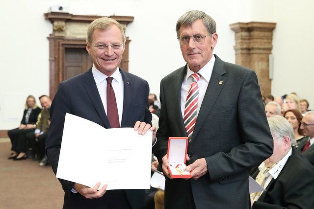 Landeshauptmann Thomas Stelzer überreichte Gerhard Huber das Verdienstzeichen im Steinernen Saal des Landhauses.