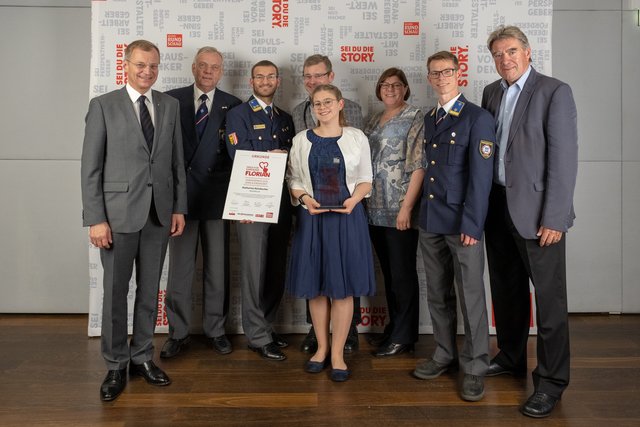 Katharina Hainbucher mit LH Thomas Stelzer, Christian Zeintlinger (OÖ Wasserrettung), Alexander Leitner, Karl und Monika Hainbucher, Benjamin Kaiblinger und Bgm. Gerhard Gründl (v.l.).