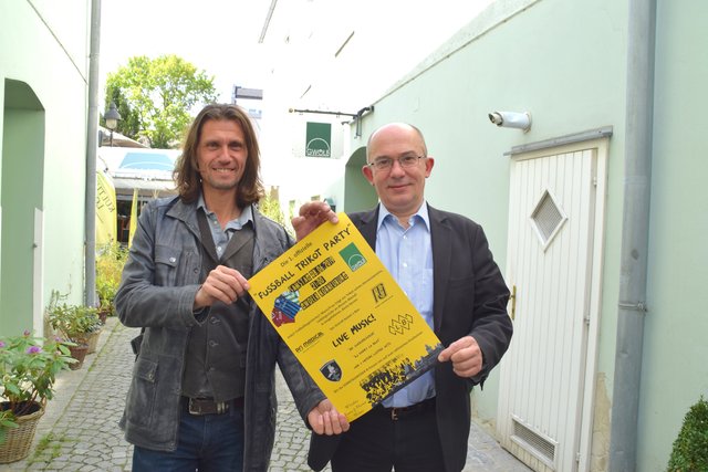 Sonntagskicker-Gründer Eduard Szulderics und Gwölb-Chef Ali Sofer freuen sich auf die erste "Fußball Trikot Party".