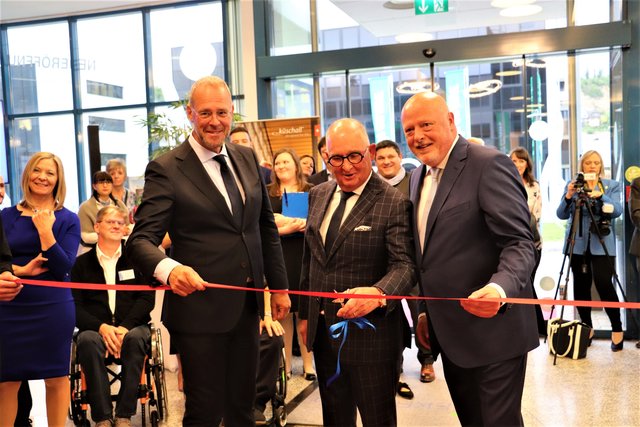 Eröffneten die Ekromed Bandagist GmbH in Seiersberg-Pirka: Paul Ummels und Pierre Gubbels (beide MediReva) und Ewald Kroboth (rechts). | Foto: Edith Ertl