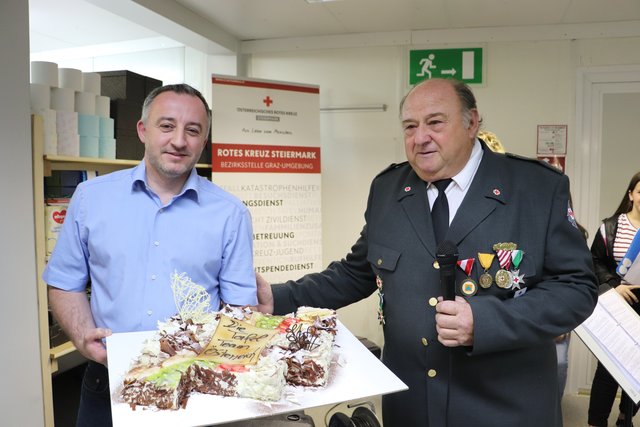Wundschuhs Konditormeister Erwin Haiden überraschte bei der Eröffnung der neuen Räume der Team Österreich Tafel in Seiersberg-Pirka dessen Motor Fritz Praßl mit einer Torte.