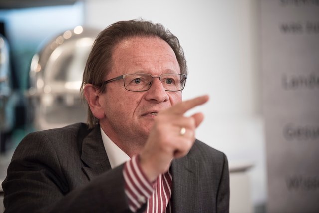 Starkoch Helmut Österreicher moderierte und würzte die Diskussion inhaltlich nach. | Foto: Christian Jungwirth