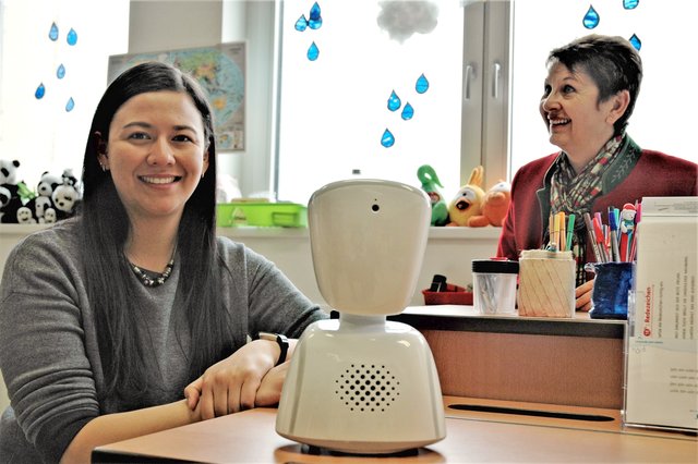 Ein Roboter, zwei Lehrerinnen: Der AV1 ist aus dem Alltag der Volksschule Neilreichgasse nicht mehr wegzudenken.