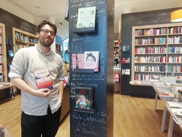 Inhaber Johannes Kößler ist ein Bücherliebhaber, der seine Leidenschaft zum Beruf gemacht hat.