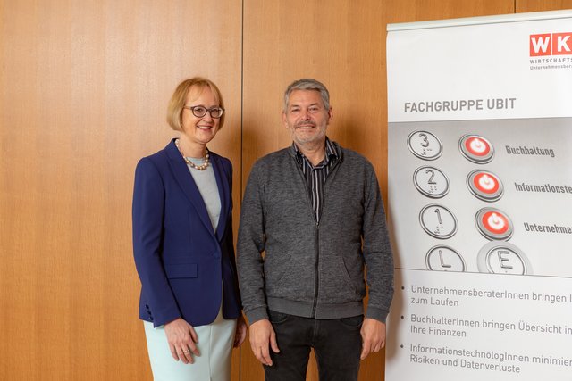 Sybille Regensberger, Obfrau der Fachgruppe UBIT (Unternehmensberatung, Buchhaltung und Informationstechnologie) Tirol und Alfred Gunsch (r.) Berufsgruppensprecher IT der Tiroler Wirtschaftskammer.