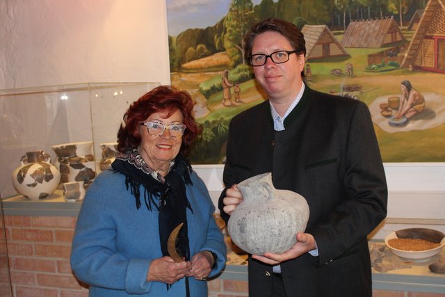 Renate Huber (links) und Peter Stadler (rechts) gaben exklusiven Einblick in die Steinzeitwelt.
