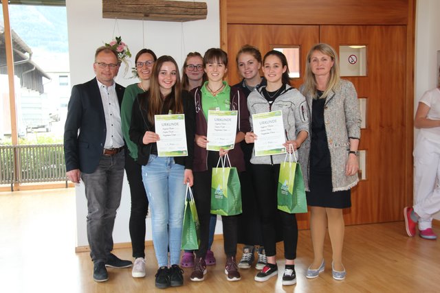 Die Siegerinnen des heurigen Hauswirtschaftsawarts mit FV Hannelore Frank (re.), Ehrengästen und Osttiroler Schulkolleginnen.
