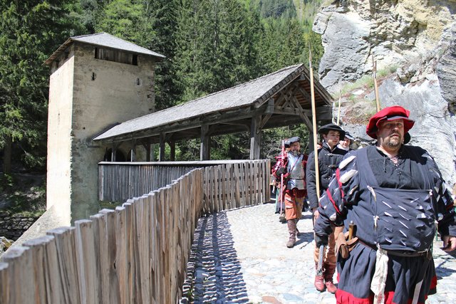 Die Festung ist die spektakuläre Kulisse für das beliebte Mittelalterfest. Die historischen Gemäuer sind aufwendig restauriert und erstrahlen als Erlebnisburg.