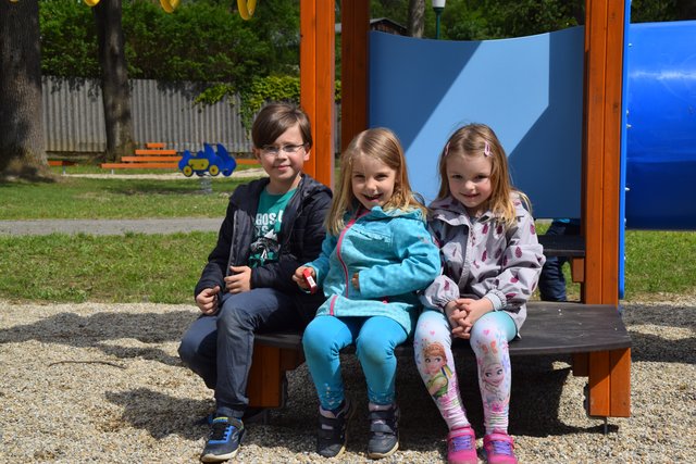 Jonas, Leni-Sue und Alexandra freuen sich über die tollen neuen Spielgeräte.