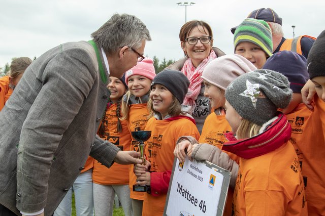 Landesrat Josef Schwaiger übergab den stolzen Siegern den Pokal. | Foto: ©SZSV Susi Berger