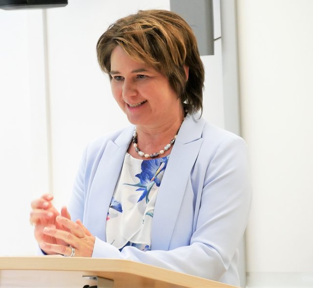 Beate Zangerl, MSc., Direktorin St. Vinzenz Bildungszentrum, begrüßte die die Gäste der Diplomfeier. | Foto: Krankenhaus St. Vinzenz Zams 