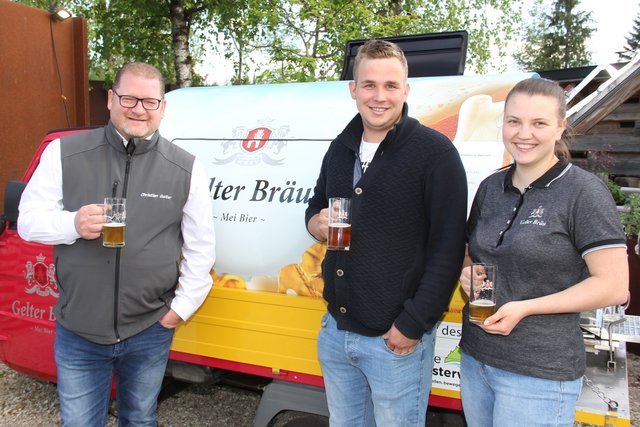 Der Wirt Christian Gelter (links) versorgte die Gäste mit Bier aus eigener Erzeugung