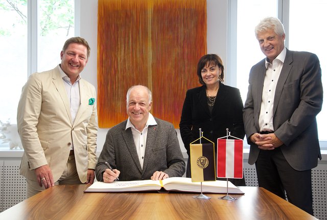 Eintrag ins Ehrenbuch: Bundesrats-Präsident Ingo Appé mit Vizebürgermeisterin Petra Oberrauner, Bürgermeister Günther Albel und Magistratsdirektor Hans Mainhart