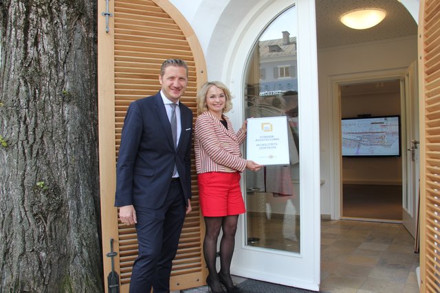 Bürgermeisterin Elisabeth Blanik und Christian Steininger vor dem neuen Stadt:Labor Lienz.