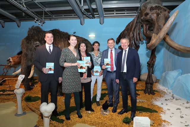Kulturreferent Johannes Gsaxner, Ausstellungskuratorin Sarah Nelly Friedland, Kunsthalle-Leiterin Susanne Leitner-Böchzelt, Ausstellungskuratorin Doris Döppes, Bürgermeister Kurt Wallner und Kulturmanager Gerhard Samberger (v.l.).