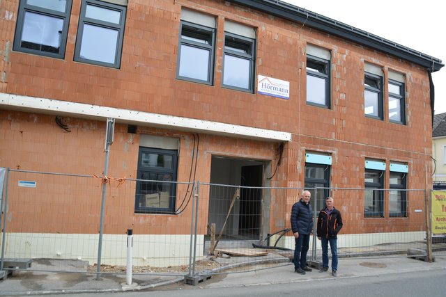J. Weingartner und L. Koblinger vor der neuen Gemeinde.