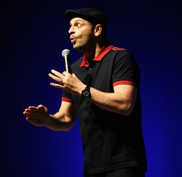 Ein sympathischer Ausraster - Comedian Kaya Yanar überzeugte 1.000 Besucher im Imster Glenthof mit seinem neuen Programm.